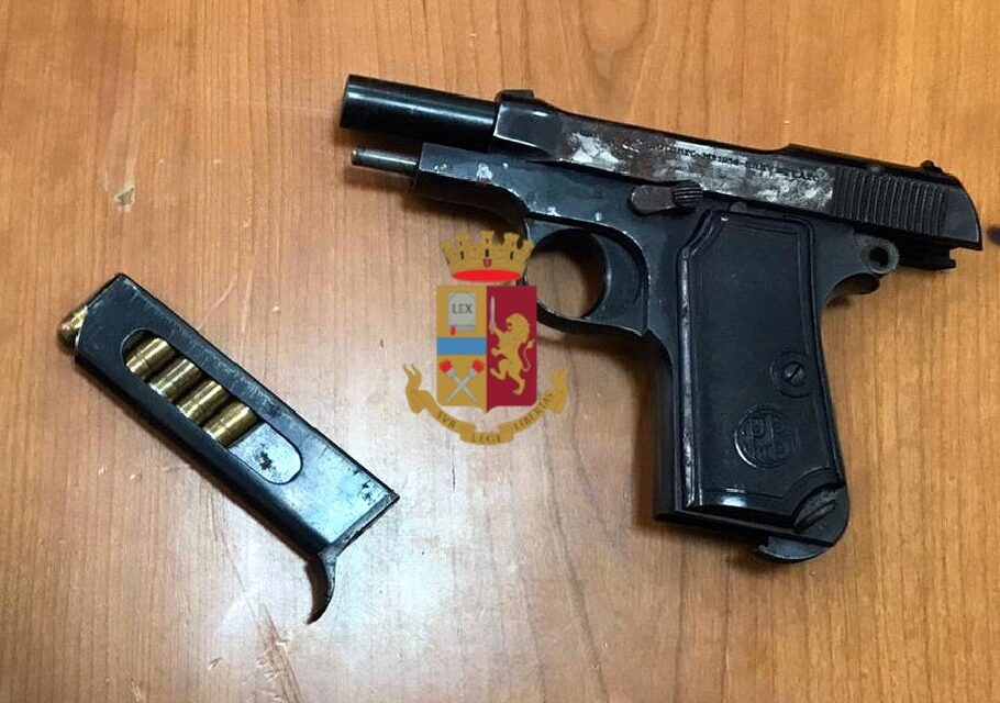 Napoli, sequestrata dalla polizia nell’intercapedine di un muro una pistola con sei cartucce