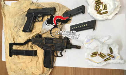 Mitra e pistola nascosti in un muro: la scoperta dei carabinieri a Napoli