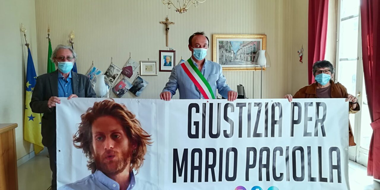 Striscione per Mario Paciolla a Cardito. Il sindaco Cirillo ai genitori: “Non siete soli”