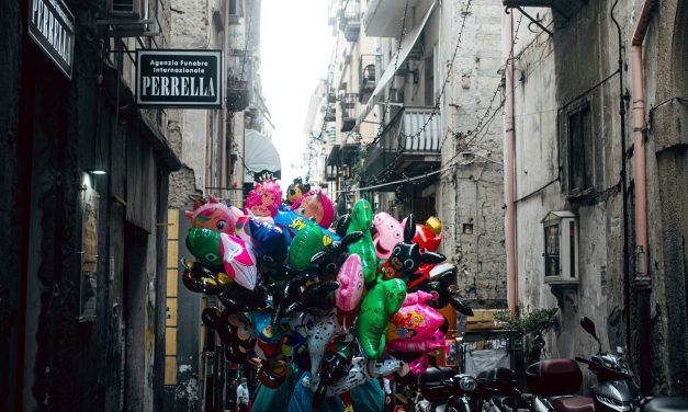 “Divini Quartieri Spagnoli”, fotografi e scrittori interpretano la Commedia dantesca nel centro di Napoli