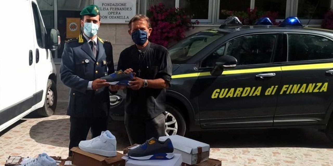 Articoli sequestrati dalla Guardia di Finanza e donati alle associazione no profit di Napoli