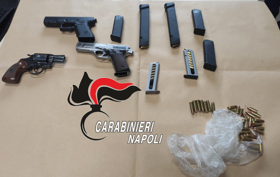 Frattaminore. I Carabinieri scoprono un arsenale nascosto in un terreno: armi, munizioni e una bomba
