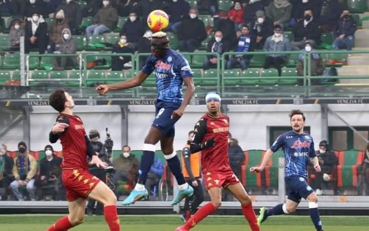 Il Napoli vola con Osimhen e Petagna, battuto il Venezia per 2 a 0
