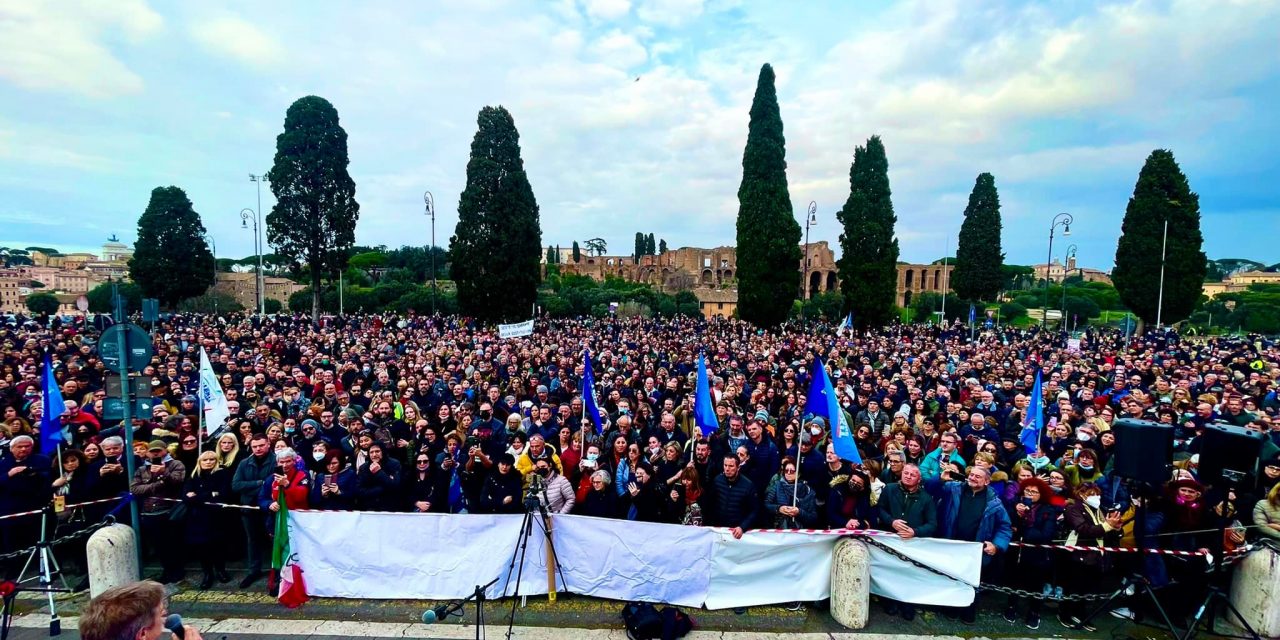 Migliaia di persone a Roma per protestare contro il green pass