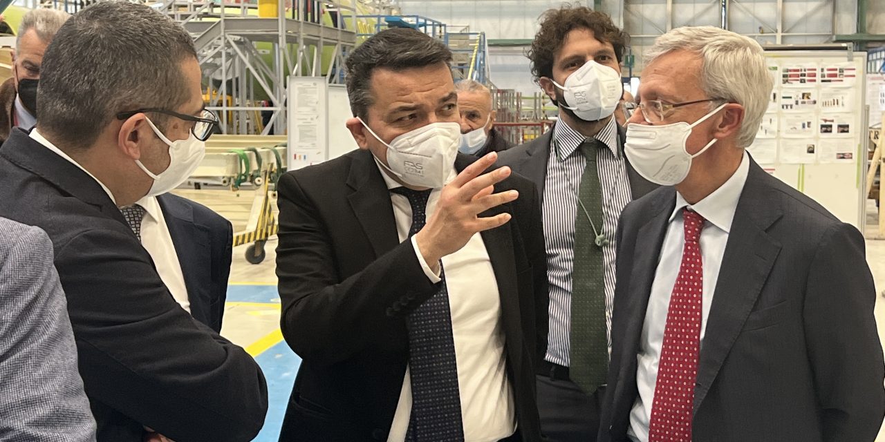 Pomigliano. Il sindaco in visita allo stabilimento Leonardo incontra i vertici delle aerostrutture