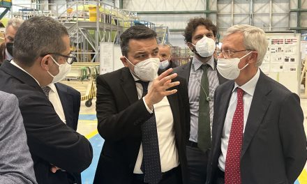 Pomigliano. Il sindaco in visita allo stabilimento Leonardo incontra i vertici delle aerostrutture