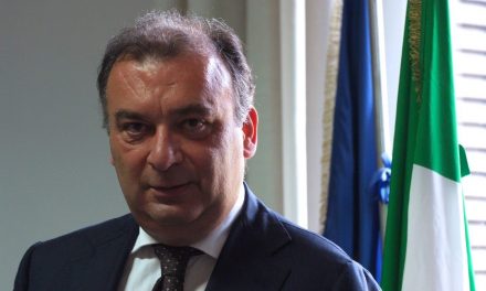 Fulvio Martusciello critica il nuovo staff di Manfredi: “Una serie di non laureati e diplomati a fatica”