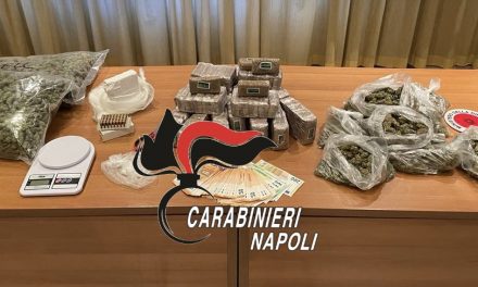 14 chili di droga nella casa di un’insospettata a Napoli: 4 arresti dei carabinieri