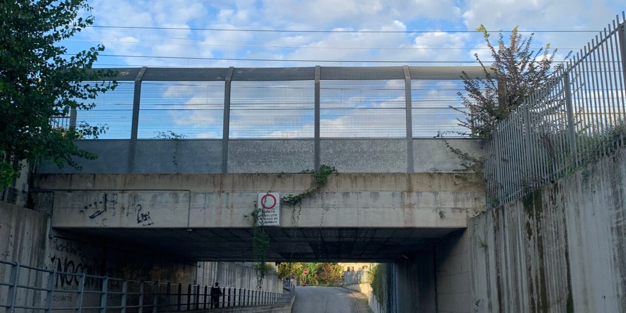 Casoria. Sottopasso interdetto al traffico, gli automobilisti transitano e restano bloccati