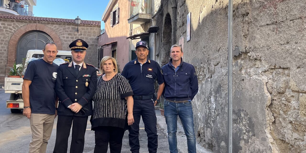 Aversa. Il comandante Piricelli fa rimuovere vasi che impedivano parcheggio per disabili