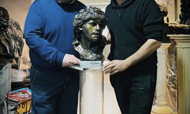 Domenico Sepe dona il “volto di Maradona” alla Biblioteca Sociale Giacomo Leopardi di Casalnuovo