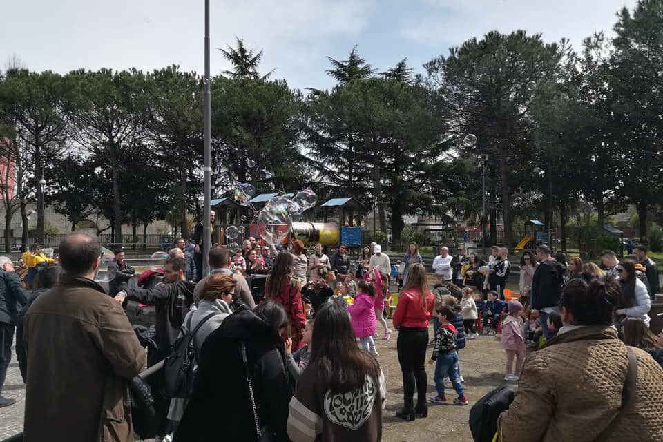 Casoria celebra la giornata per l’autismo: laboratori creativi e animazione in villa comunale