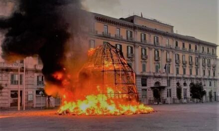 In fiamme la Venere degli Stracci a Napoli, l’ipotesi della gara social