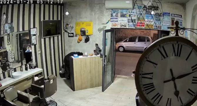 Ancora un raid a Casoria, ladri sfondano la vetrata di un barbiere con l’auto