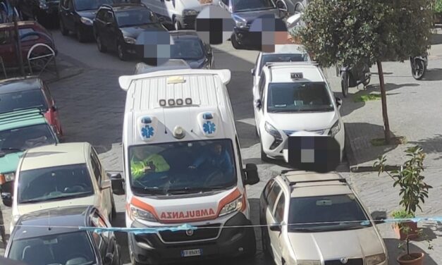 Auto in sosta selvaggia, a Casoria un’ambulanza resta bloccata in piazza Santa Croce