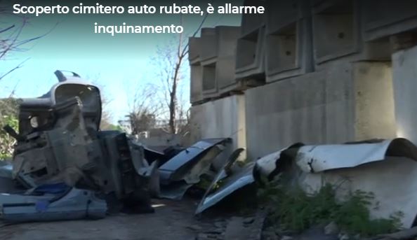 Rifiuti speciali e carcasse di auto, l’area intorno la stazione di Afragola è in pieno degrado