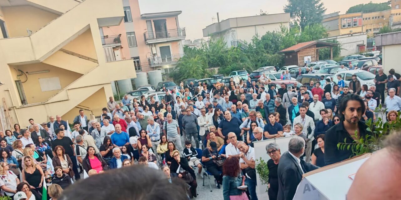 Casoria. Centinaia di persone alla biblioteca comunale per il nuovo progetto politico dell’Alternativa: presenti vari big della politica regionale