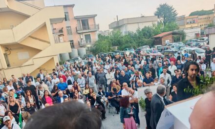 Casoria. Centinaia di persone alla biblioteca comunale per il nuovo progetto politico dell’Alternativa: presenti vari big della politica regionale