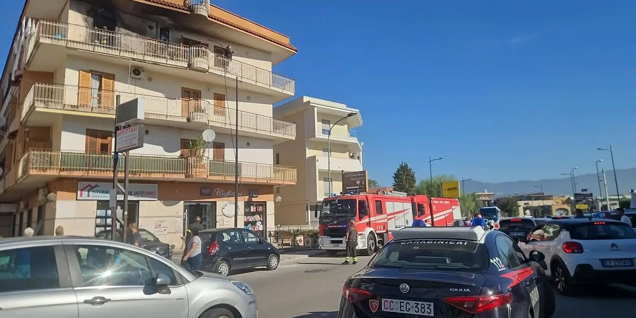 Incendio in un appartamento a Saviano: anziano salvato dalla Polizia Municipale