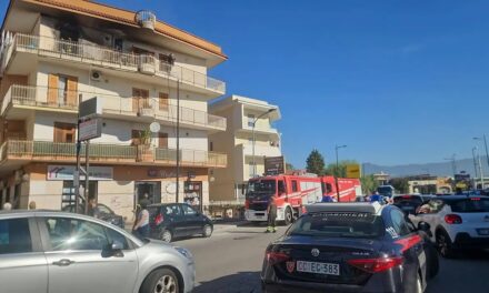 Incendio in un appartamento a Saviano: anziano salvato dalla Polizia Municipale